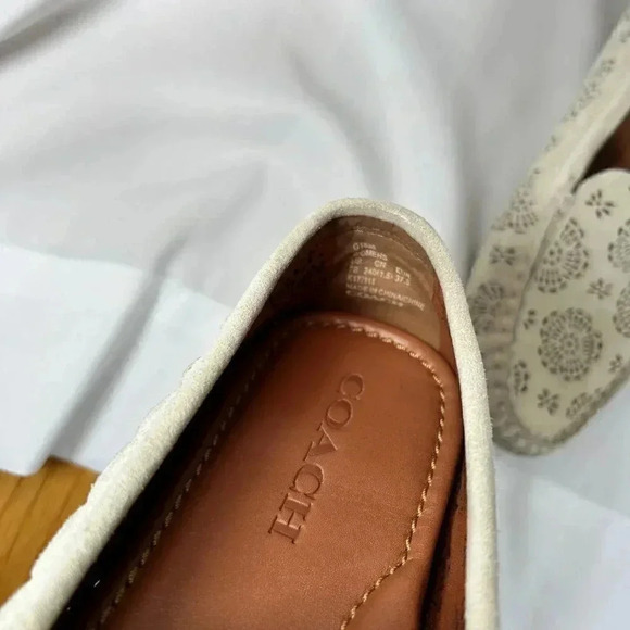 Coach Scallop Medallion Size 7B Suede Loafers Cream Laser Cut Luxury Driving - Picture 5 of 11